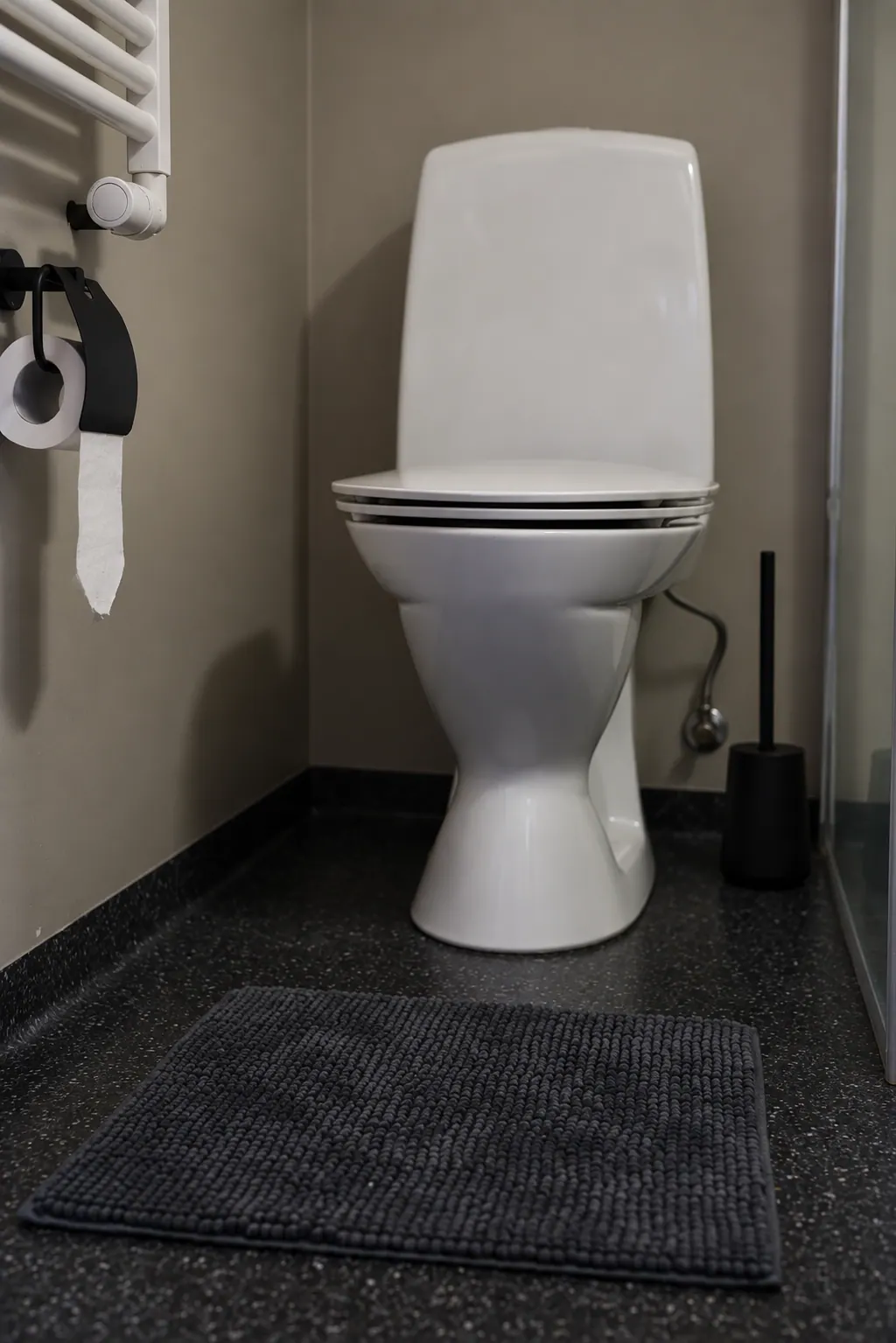 The Cottage: Bathroom with toilet