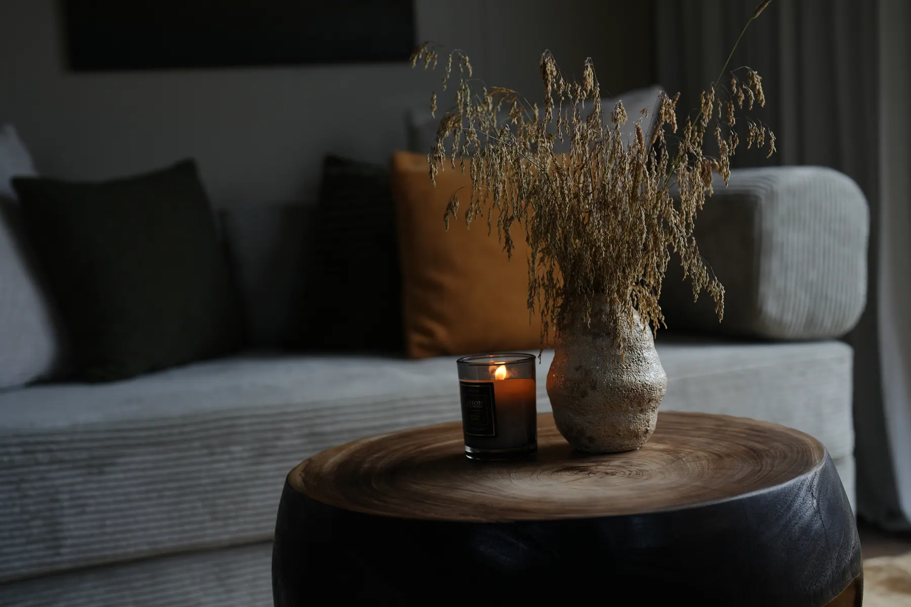 The Cottage: Sofa corner with candle and dried flowers