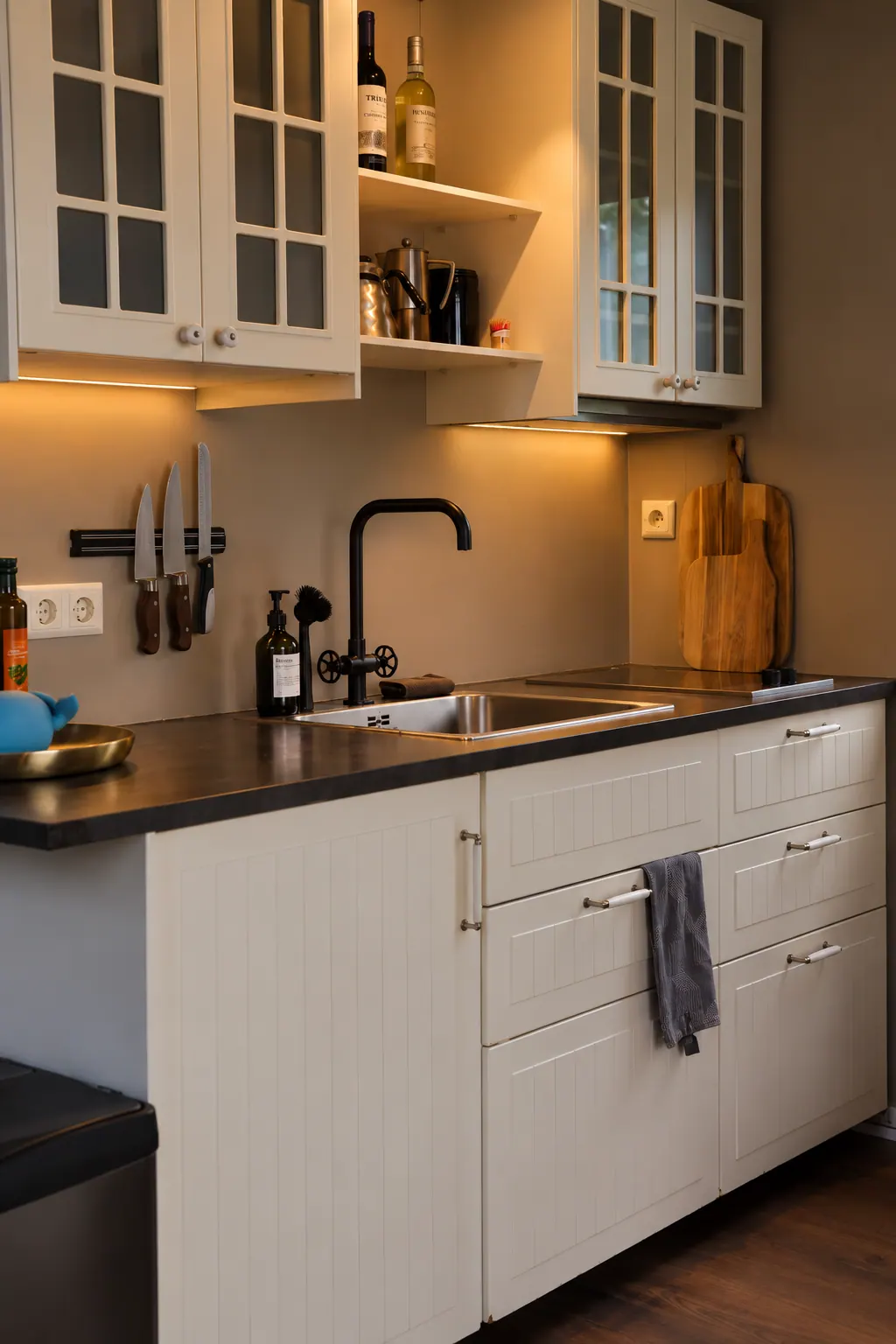 The Cottage: Kitchenette with sink and shelves