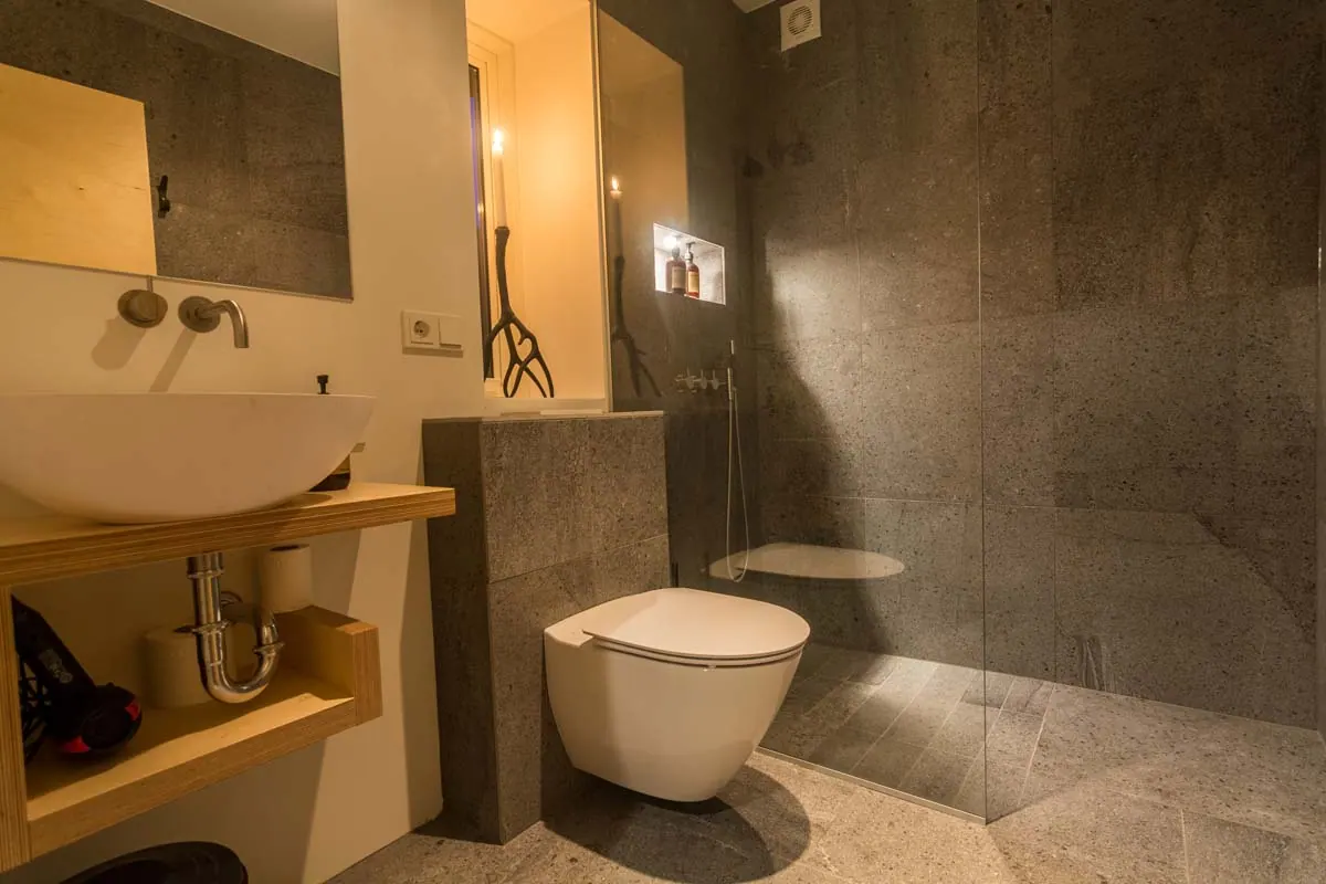Apartment 15C: Bathroom with basin and shower