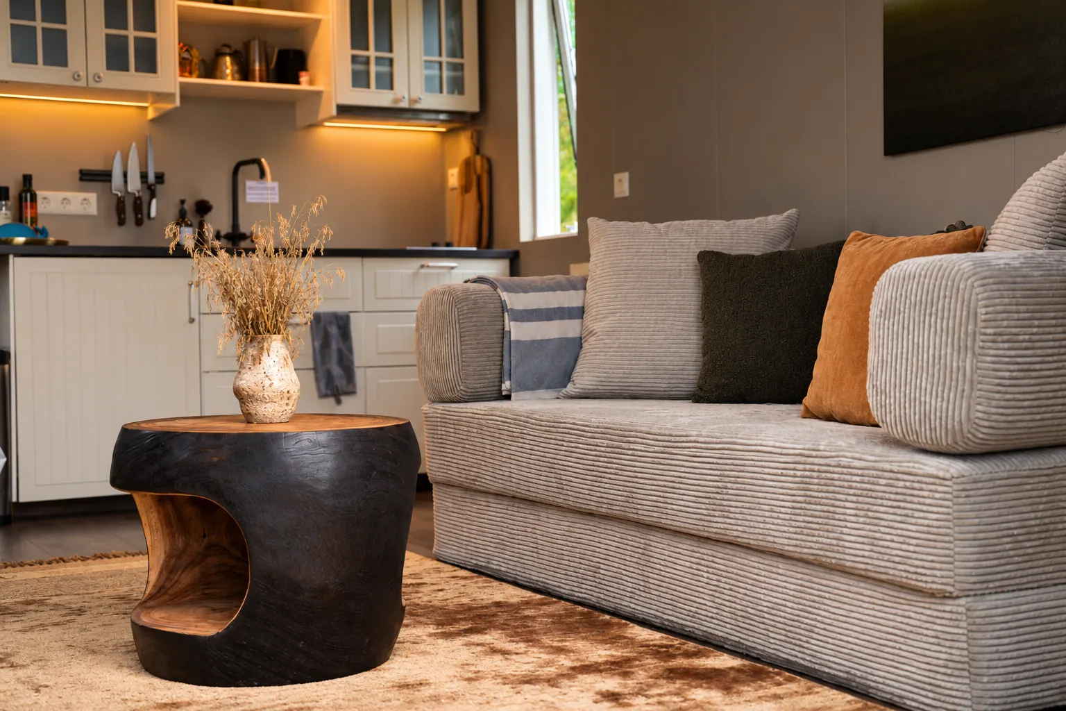 The Cottage: Living room with sofa and kitchenette