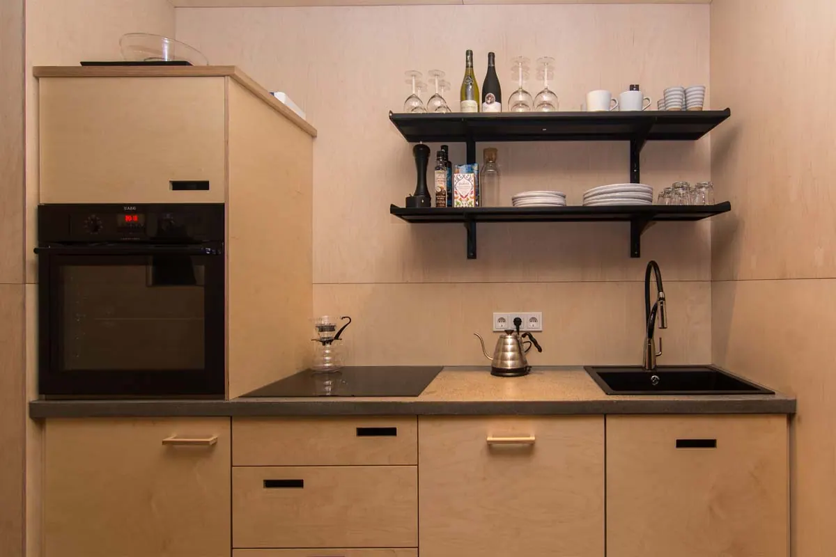 Apartment 15B: Fully equipped kitchen with oven and open shelves
